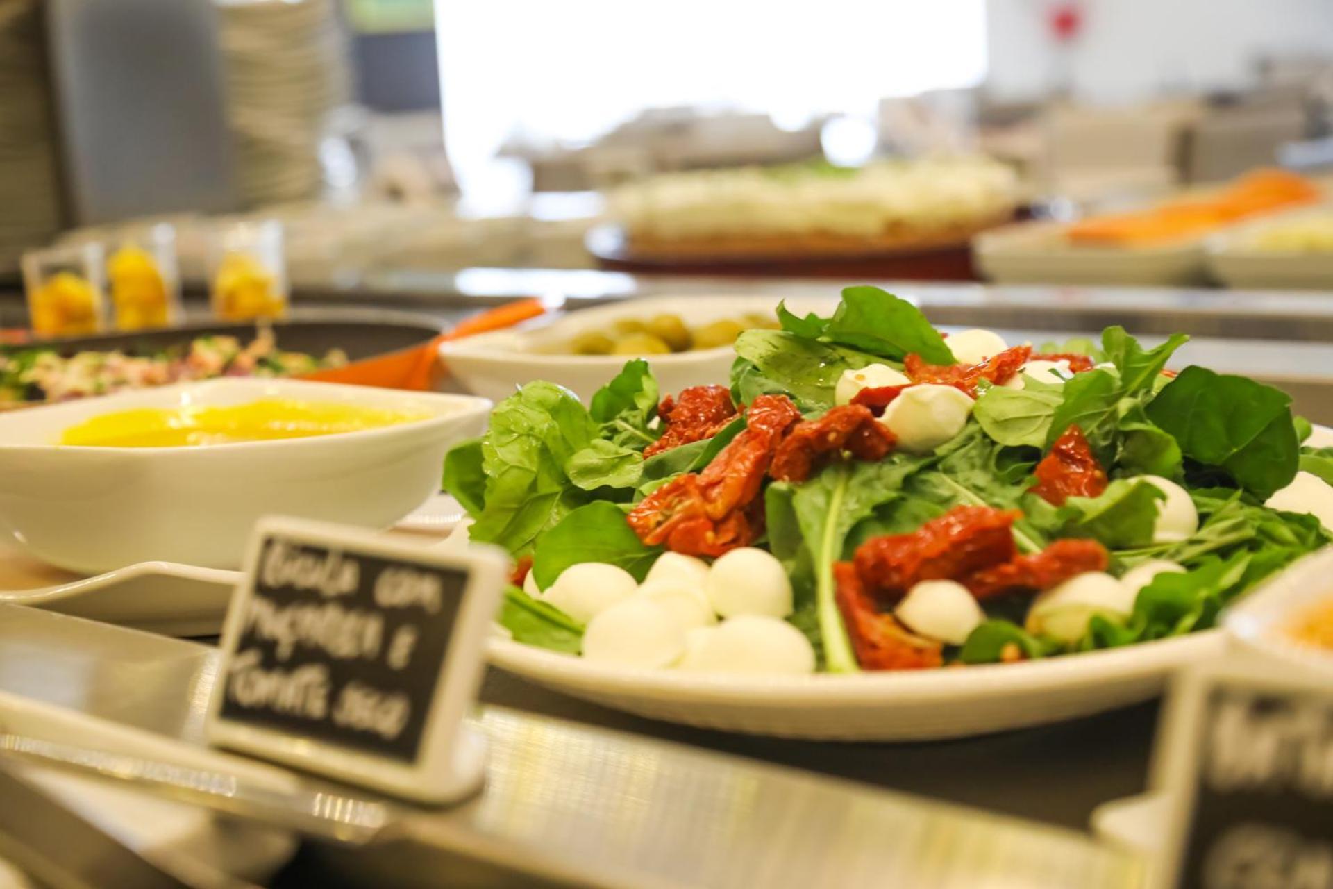 Hotel Tryp By Wyndham Ribeirão Preto Exteriér fotografie A salad with sun-dried tomatoes