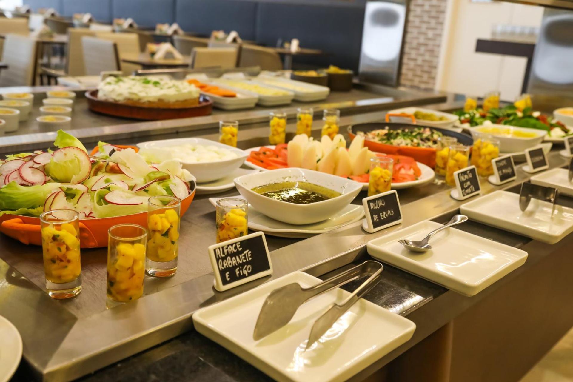 Hotel Tryp By Wyndham Ribeirão Preto Exteriér fotografie A salad bar