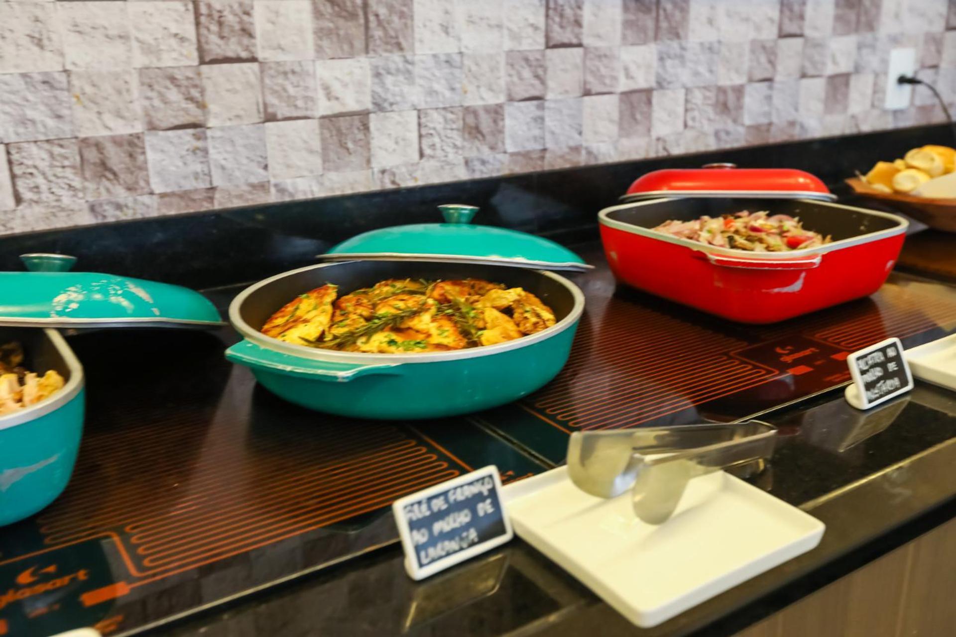 Hotel Tryp By Wyndham Ribeirão Preto Exteriér fotografie Indian food at a buffet