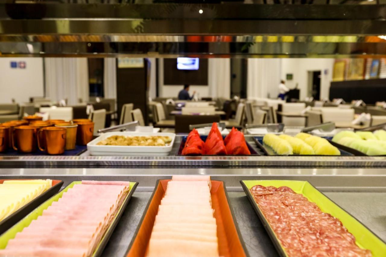 Hotel Tryp By Wyndham Ribeirão Preto Exteriér fotografie A buffet at a hotel