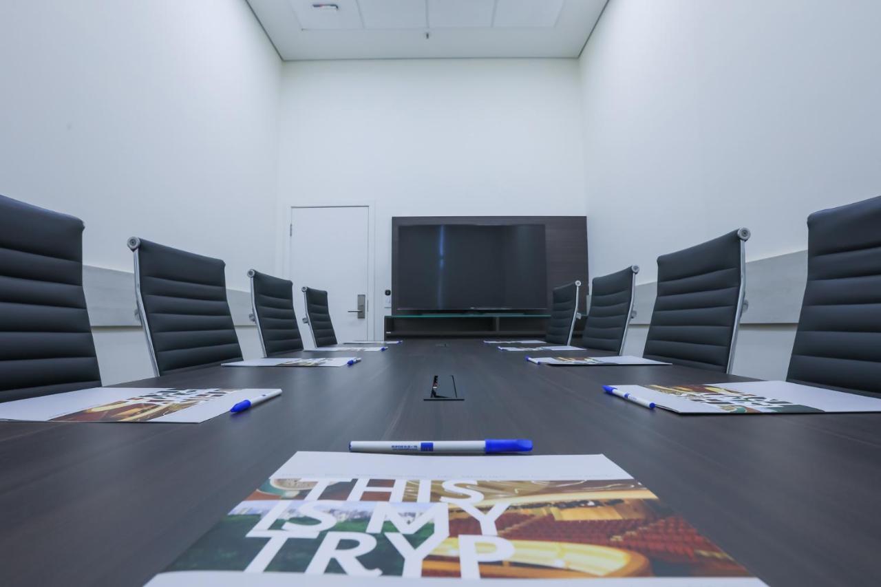Hotel Tryp By Wyndham Ribeirão Preto Exteriér fotografie A meeting room at the headquarters of the company